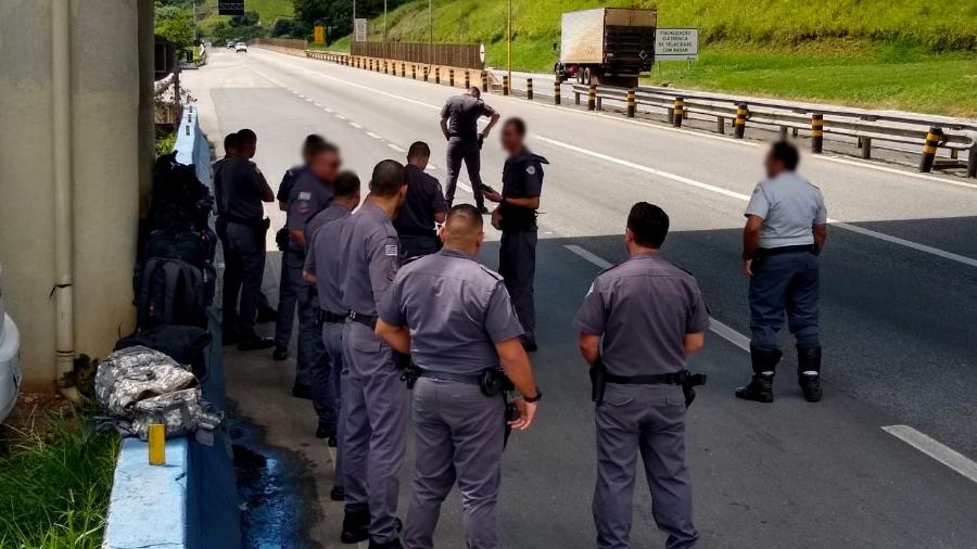 Sem ônibus, policiais militares de Atibaia (SP) pedem carona na estrada para chegar ao trabalho em batalhões da capital - Reprodução 