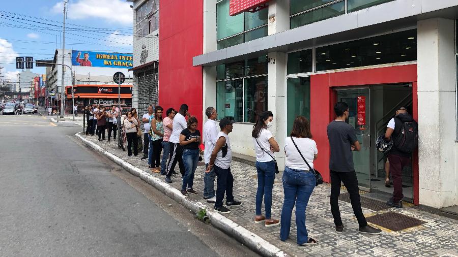Fila na porta de uma agência bancária em São Bernardo do Campo - Lucas Borges Teixeira / Colaboração para o UOL