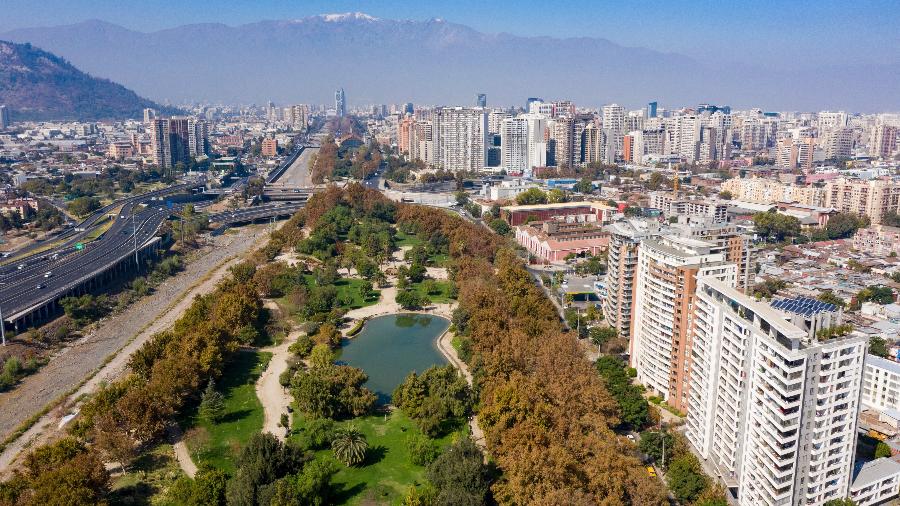 Vista aérea do parque de Los Reyes, em Santiago, no Chile - Martin BERNETTI / AFP