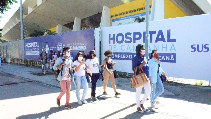 Funcionários chegam para trabalhar no hospital do Maracanã, que está sendo esvaziado hoje - Marcos Vidal/Futura Press/Estadão Conteúdo