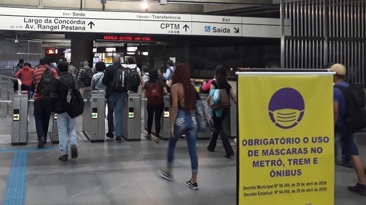 Acesso do Metrô para a estação Brás da CPTM cheio, às 18h20, no primeiro dia de rodízio de veículos ampliado na Capital - Marcelo Oliveira/UOL - Marcelo Oliveira/UOL