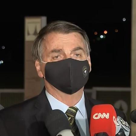 "Gostaram da máscara da Polícia Federal?", perguntou o presidente em conversa com jornalistas - Reprodução/CNN Brasil