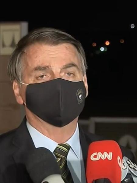 O presidente Jair Bolsonaro, de máscara: testes entregues  ao STF deram negativo, mas ele não cantou vitória - Reprodução/CNN Brasil