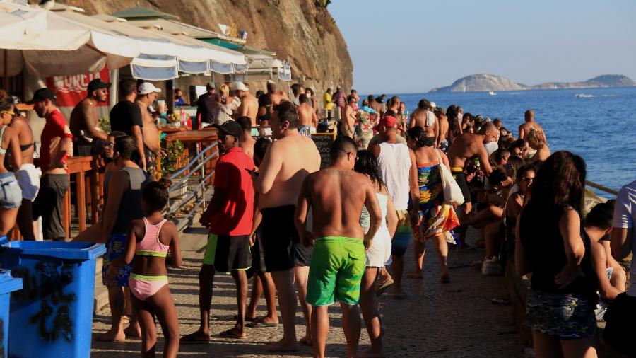 Movimentação intensa de banhistas na praia do Leme, zona sul do Rio de Janeiro, neste domingo (21), em meio à pandemia do Coronavírus - ELLAN LUSTOSA/ESTADÃO CONTEÚDO