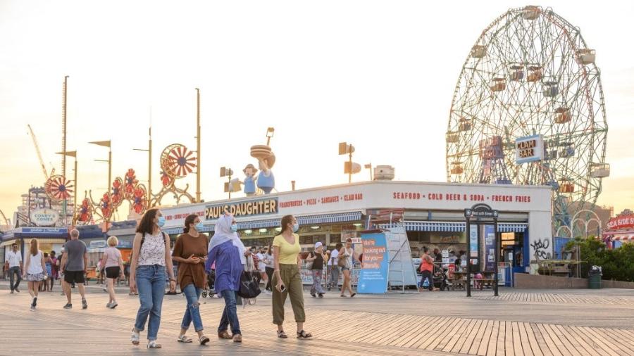 5.jul.2020 - Pedestres usam máscara de proteção para passear em parque onde está a famosa roda-gigante de Coney Island, em Nova York (EUA) - Getty Images