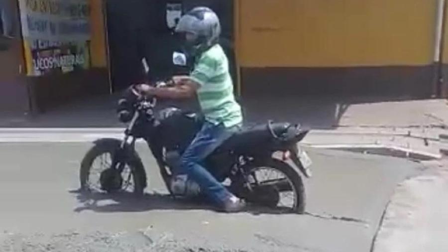 Homem fura bloqueio e atola moto em cimento fresco no interior de São Paulo - Reprodução/Twitter
