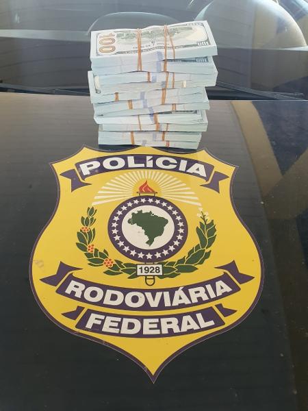Quantia estava escondida em fundo falso de bolsa, informou a Polícia Rodoviária Federal - PRF/Divulgação