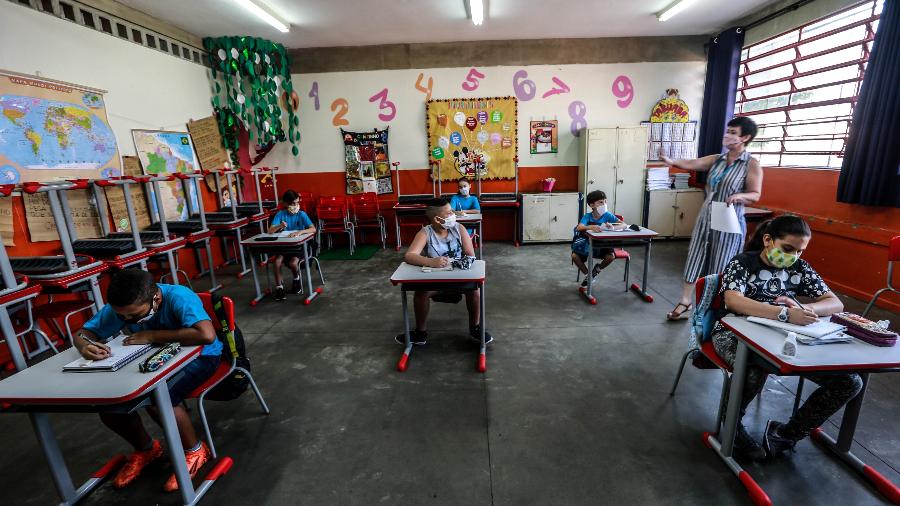 Alunos voltam às aulas na Escola Estadual Thomaz Rodrigues Alckmin, na zona leste da cidade de São Paulo - Werther Santana/Estadão Conteúdo