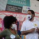 20 out. 2020 - Guilherme Boulos (Psol) participa de um ato-denúncia na UBS da Vila Guarani, no Jabaquara, zona sul da capital paulista - RENATO S. CERQUEIRA/ESTADÃO CONTEÚDO