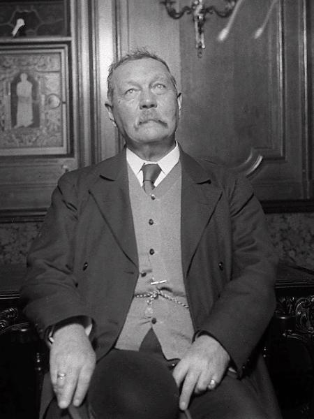 O escritor escocês Arthur Conan Doyle, criador do detetive Sherlock Holmes, em foto de 1922 - Reuters