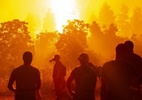 Em meio a incêndios, ilha grega de Eubeia vive cenário apocalíptico; veja - Angelos Tzortzinis/AFP