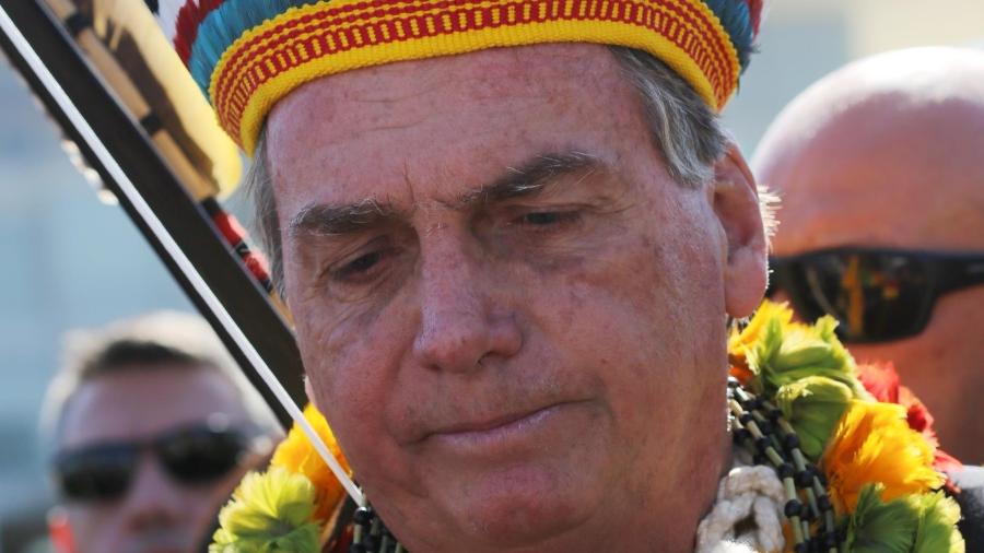 12.ago.2021 - O presidente Jair Bolsonaro conversa com um grupo de indígenas Piwanamã; ele recebeu hoje medalha do mérito indigenista - Fatia Meira/FuturaPress/Estadão Conteúdo