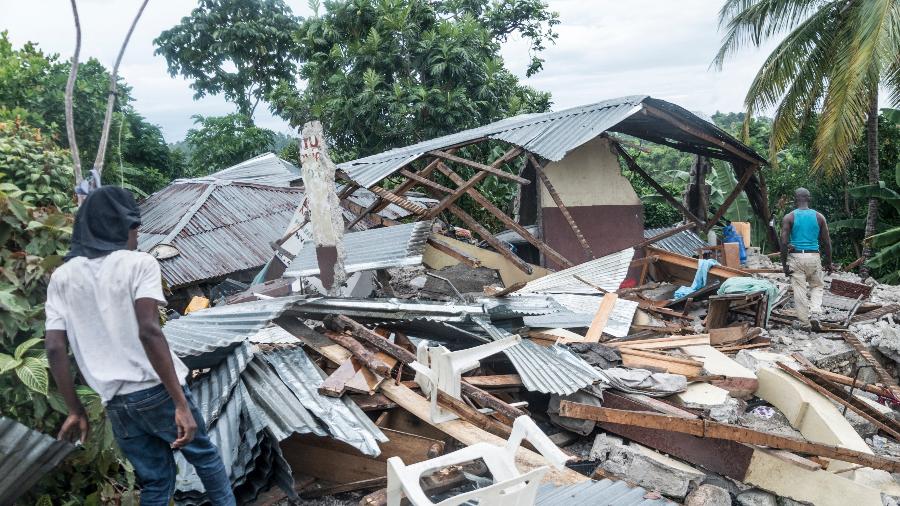 16.ago.2021 - Uma casa destruída é vista após o terremoto perto de Camp-Perrin, no Haiti - Reginald Louissaint Jr/AFP