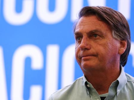 Bolsonaro diz a apoiadores que falas acima do tom fazem d&oacute;lar disparar