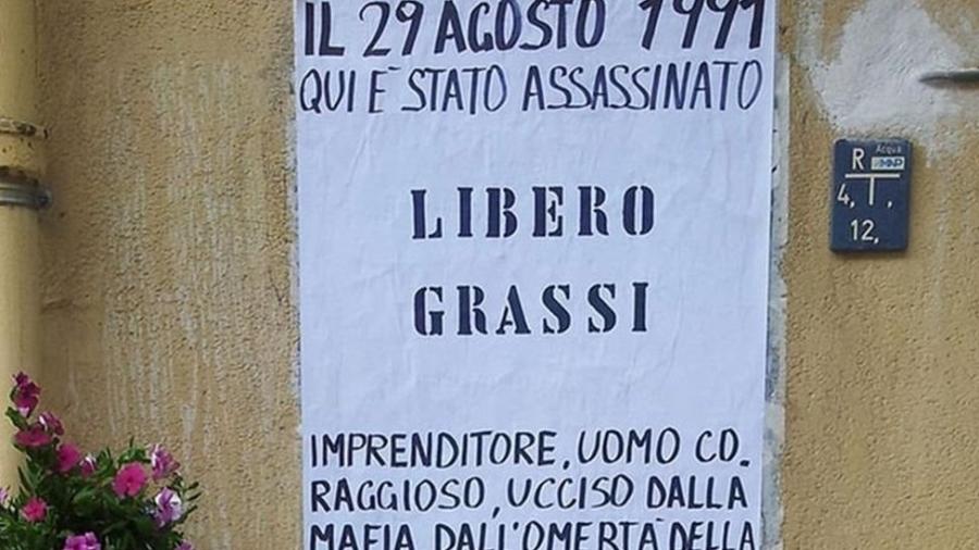 Cartaz marca o local onde Libero Grassi foi assassinado - BBC