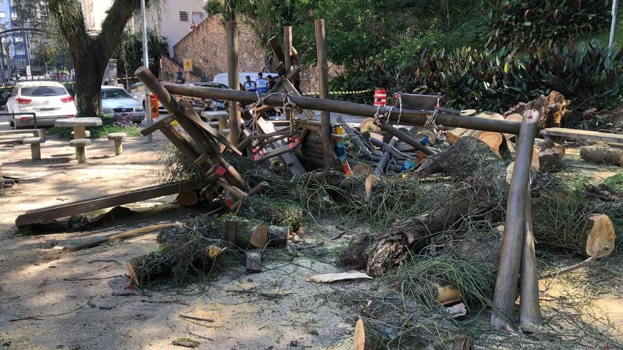Brinquedo ficou destruído após queda de árvore no Parque Guinle, em Laranjeiras, no Rio; ninguém se feriu - Reprodução/ Claudia Lustosa