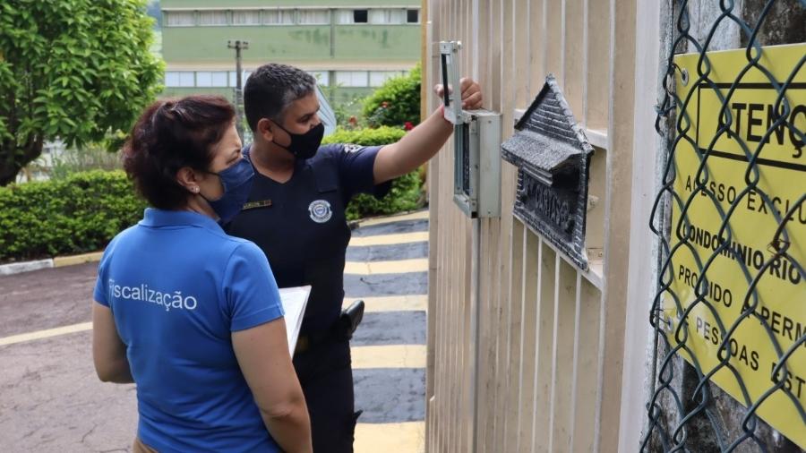 Fiscalização da prefeitura de Serra Negra é acompanhada por guarda municipal, para evitar qualquer problema - Divulgação/Prefeitura de Serra Negra
