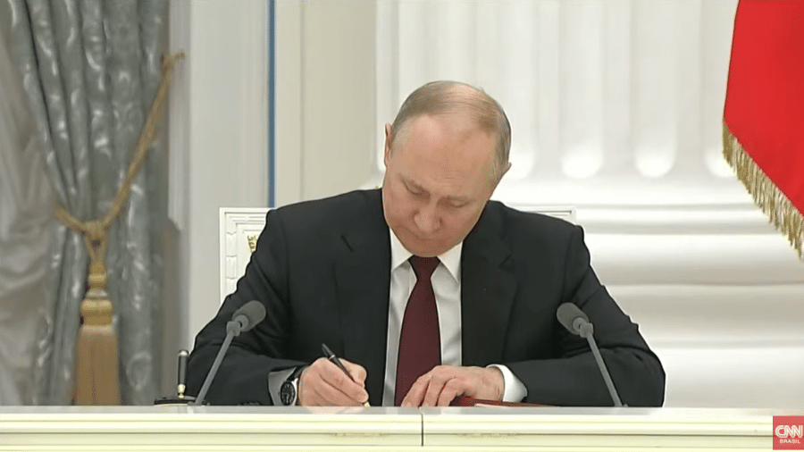 Putin assina reconhecimento das duas áreas separatistas da Ucrânia - Reprodução/CNN Brasil