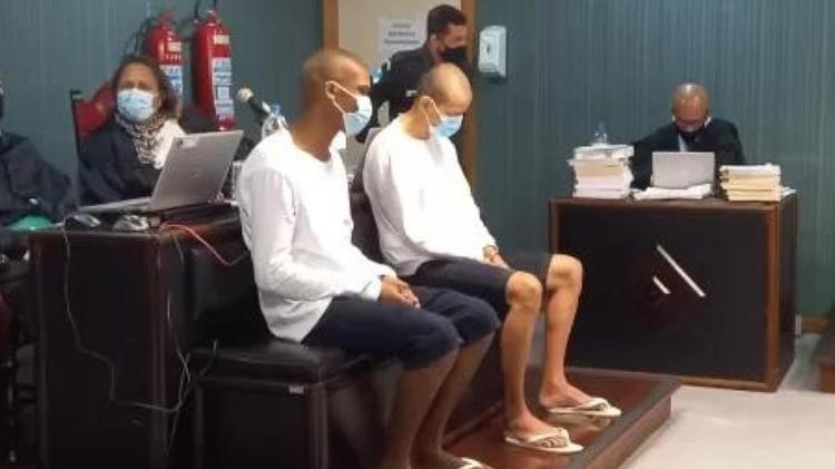 Lucas Cézar dos Santos de Souza (à esq.) e Flávio dos Santos Rodrigues (à dir., de cabeça baixa) - Ruben Berta/UOL - Ruben Berta/UOL