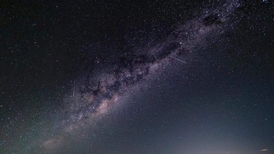 Meteoros da Eta Aquáridas vistos da Austrália, em meio à Via Láctea - Jalyn Photographics
