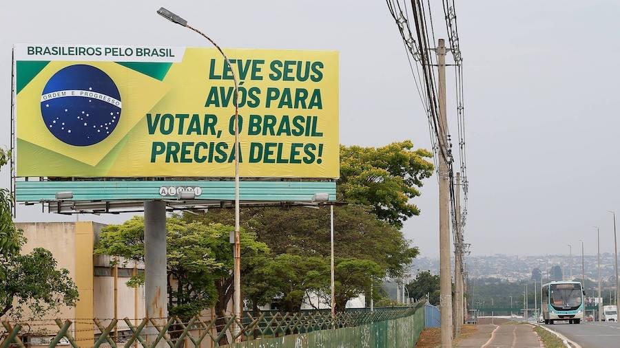 Outdoor com temática da campanha de Bolsonaro na EPTG, uma das principais vias de ligação do Distrito Federal - Pedro Ladeira/Folhapress