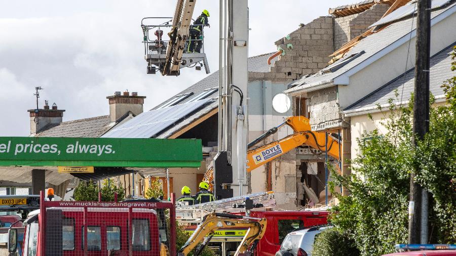 08.out.22 - Serviços de emergência atendem ao local após uma explosão em Creeslough, no noroeste da Irlanda - PAUL FAITH/AFP