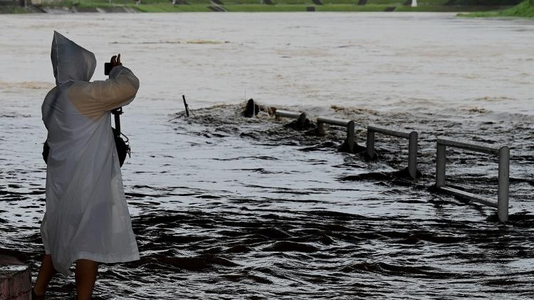 Marikina river level rises after heavy rains recorded in storm Nalgae - JAM STA ROSA/AFP - JAM STA ROSA/AFP