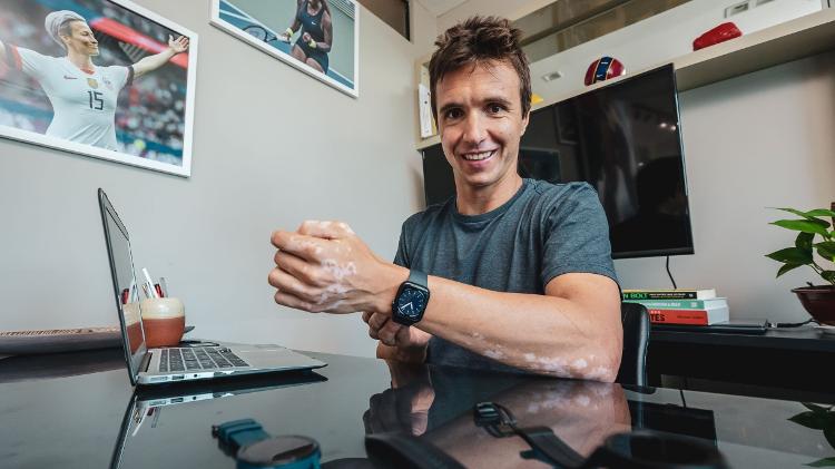 Tilt Lab Day: médico do esporte e atleta amador Paulo Puccinelli com o smartwatch Apple Watch Series 8 - Mariana Pekin/UOL - Mariana Pekin/UOL