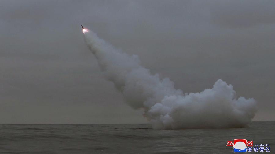 12.mar.2023 - Uma visão geral de como a Coreia do Norte disparou dois mísseis de um submarino atingindo um alvo subaquático, segundo a mídia estatal, em um local não revelado no país. - KCNA via REUTERS