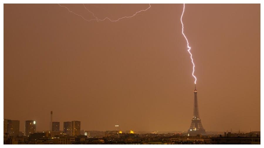 Raio atingiu a Torre Eiffel, em Paris - Reprodução