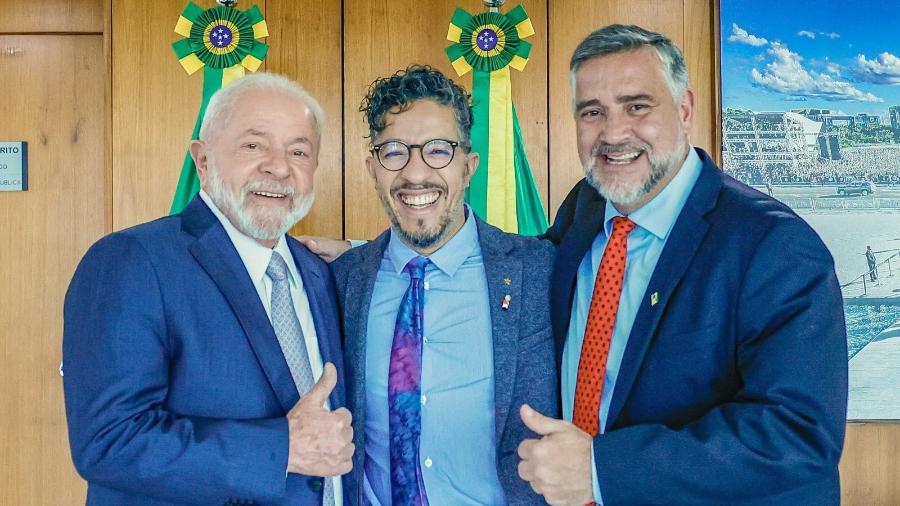 O presidente Lula, o ex-deputado Jean Wyllys e o ministro Paulo Pimenta (Secom)