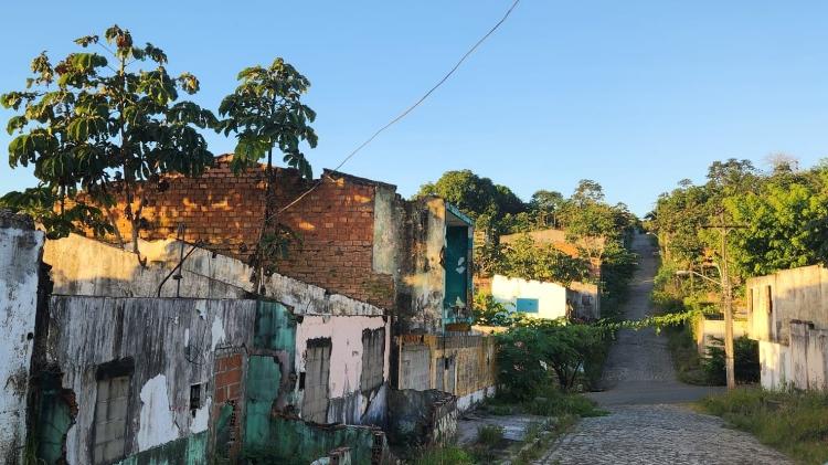 Rua abandonada após afundamento no bairro do Pinheiro, em Maceió