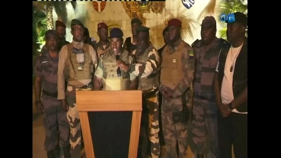 Militares gaboneses aparecem na televisão ao anunciarem que tomaram o poder após a reeleição do presidente Ali Bongo Ondimba, nesta captura de tela obtida pela Reuters em 30 de agosto de 2023