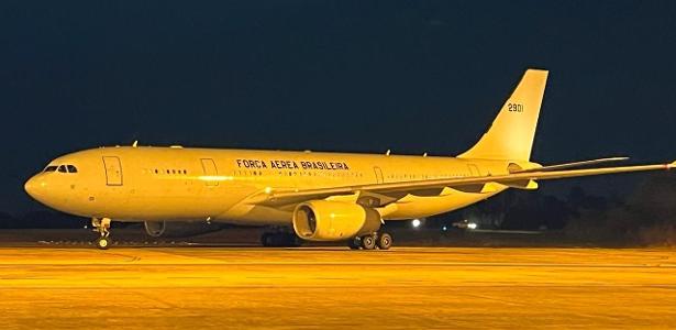 Primeiro avião da FAB vindo de Isreal com 211 brasileiros pousa em Brasília