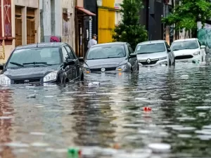 Carros alagados: como identificar vítimas de enchente e fugir de roubadas