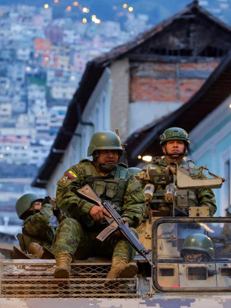 Soldados patrulham centro histórico de Quito em meio a onda de violência no Equador