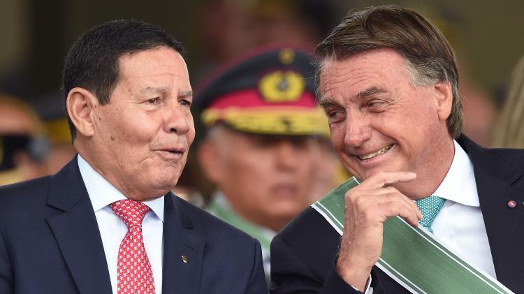 19.abr.2022 - Hamilton Mourão ao lado do então presidente presidente Jair Bolsonaro