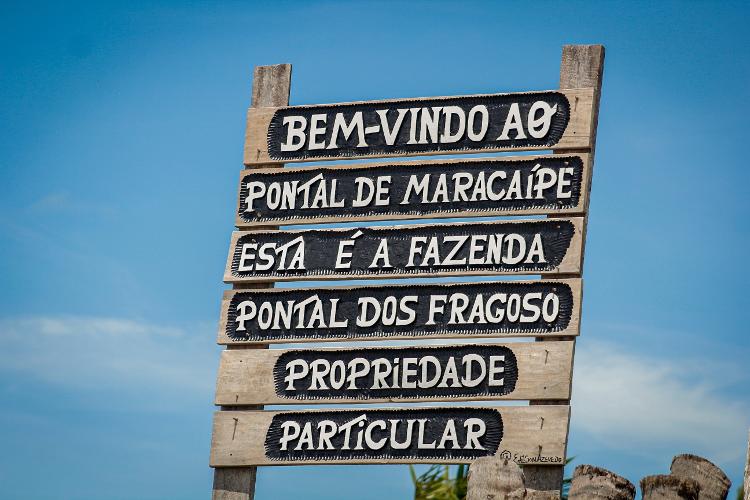 Placa na entrada de área privada em Pontal de Maracaípe