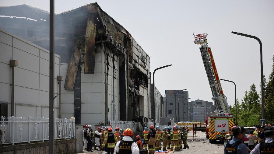 Incêndio atingiu uma fábrica de baterias de lítio de propriedade da fabricante sul-coreana de baterias Aricell, em Hwaseong, Coreia do Sul, 24 de junho de 2024