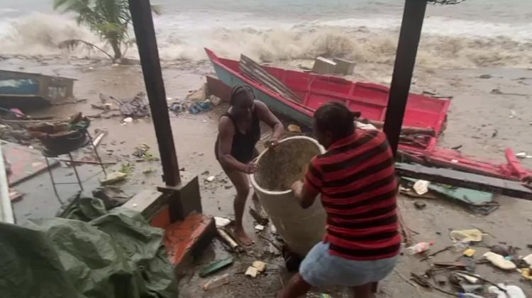 Furacão deixou rastro de destruição em várias ilhas, como a de Santa Lúcia