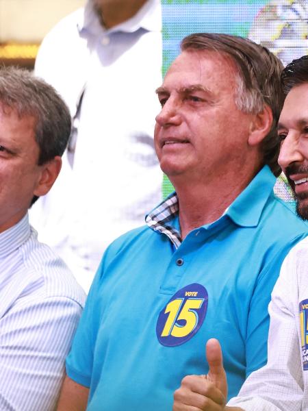 O governador de São Paulo, Tarcísio de Freitas (à esquerda), e o ex-presidente Jair Bolsonaro (ao centro) participam de ato de campanha de Ricardo Nunes (à direita), candidato à reeleição em São Pauli