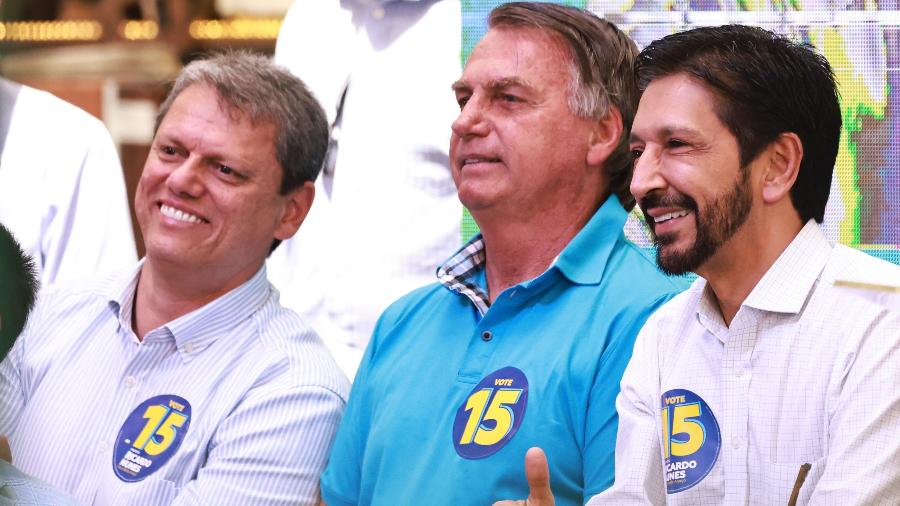 O governador de São Paulo, Tarcísio de Freitas, e o ex-presidente Jair Bolsonaro participam de ato de campanha de Ricardo Nunes, candidato à reeleição em São Paulo - 22.out.2024-Leco Viana/TheNews2/Estadão Conteúdo