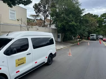 Após embate Lula x Nunes, prefeitura poda árvores na rua do presidente