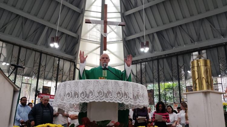 Padre Júlio Lancellotti celebra missa em homenagem a Ryan, menino morto em ação da PM em Santos