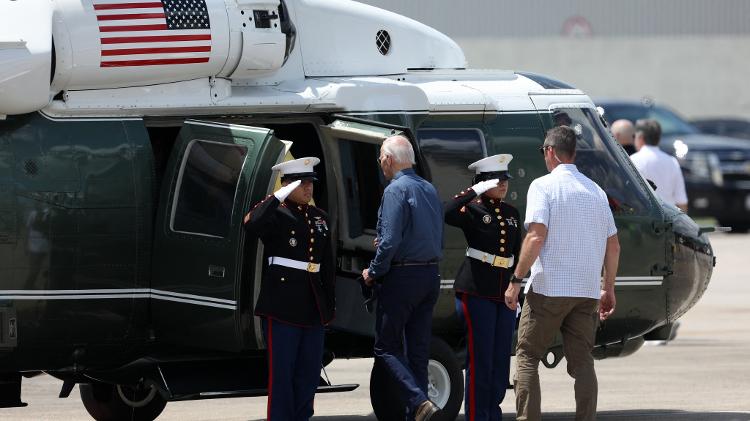 Joe Biden embarca a bordo do Marine One para sobrevoar a Amazônia em 17 de novembro de 2024