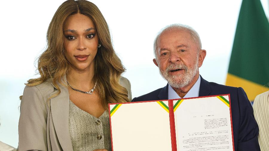 A deputada federal Érika Hilton e o presidente Lula, em ato no Palácio do Planalto A deputada federal Érika Hilton e o presidente Lula, em ato no Palácio do Planalto