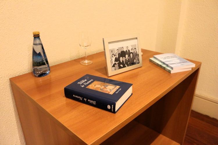 Mesa de canto no quarto Mesa de canto no quarto