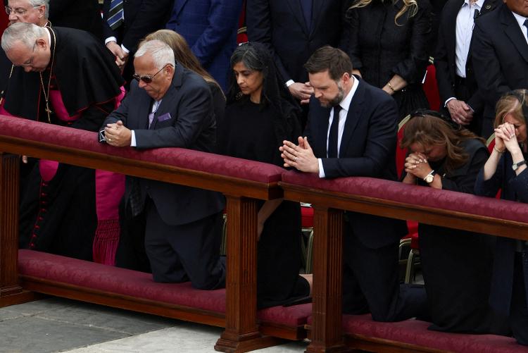O vice-presidente dos EUA, JD Vance, e sua esposa, Usha Vance, rezam durante a missa inaugural do Papa Leão 14 no Vaticano O vice-presidente dos EUA, JD Vance, e sua esposa, Usha Vance, rezam durante a missa inaugural do Papa Leão 14 no Vaticano