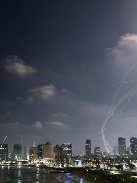 Mísseis iranianos atingiram Tel Aviv, em Israel Mísseis iranianos atingiram Tel Aviv, em Israel