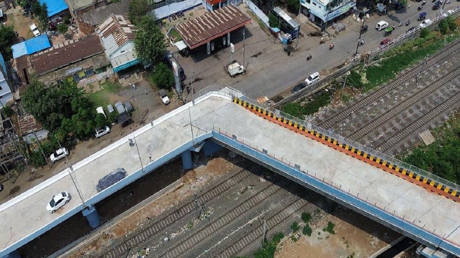 Viaduto na Índia tem curva de quase 90º Viaduto na Índia tem curva de quase 90º